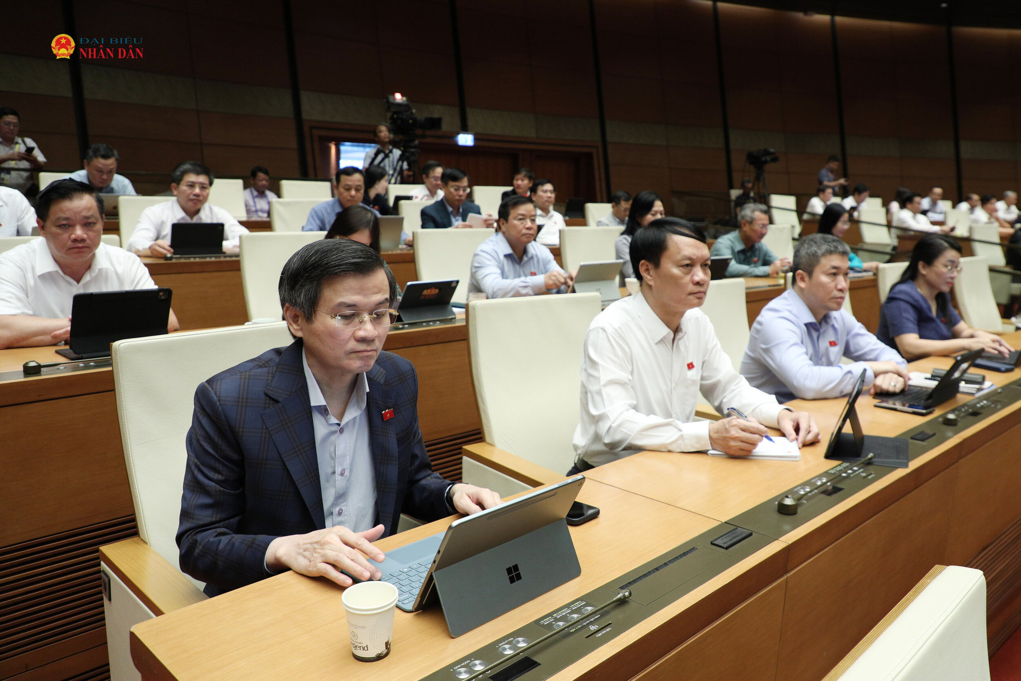 Đoàn ĐBQH tỉnh Nghệ An dự phiên thảo luận tại Hội trường