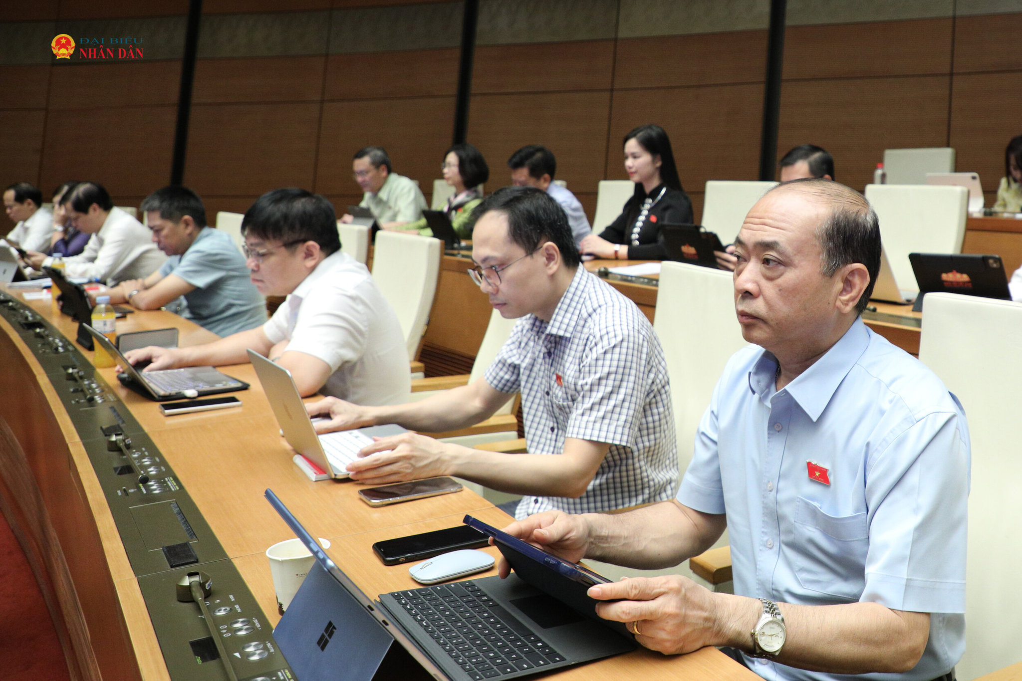 Các ĐBQH tham dự phiên thảo luận tại hội trường