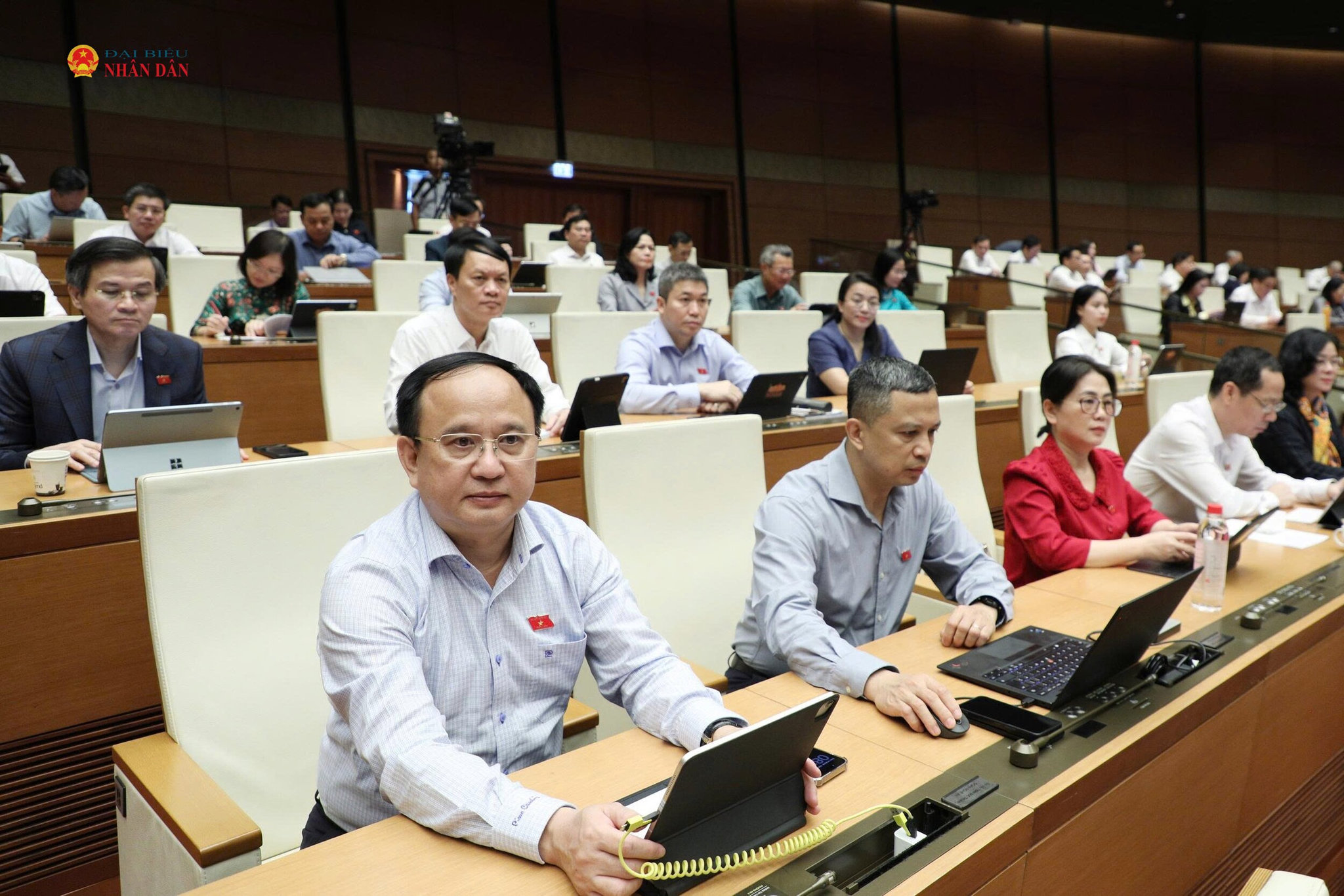 Đoàn ĐBQH tỉnh Nghệ An dự phiên thảo luận tại Hội trường, sáng 31/10