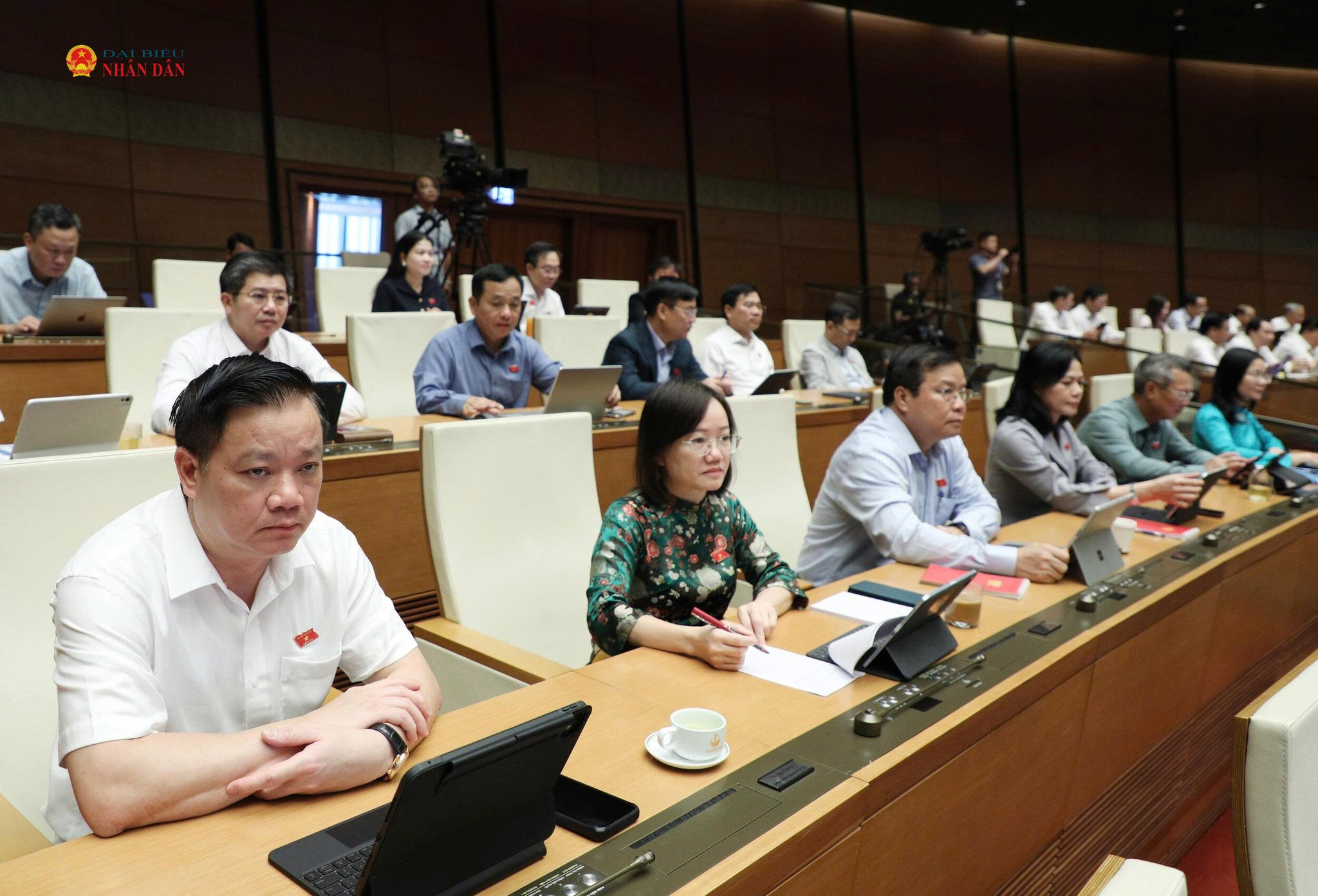 Các ĐBQH dự phiên thảo luận tại Hội trường, sáng 31/10