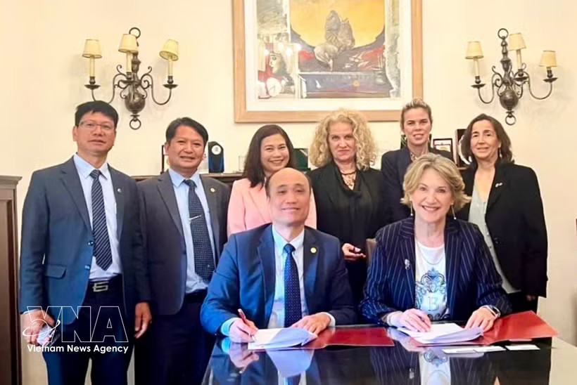 Hanoi Law University signs memoranda of understanding (MoUs) with Deree College of the American College of Greece (ACG) and Panteion University. (Photo: VNA)