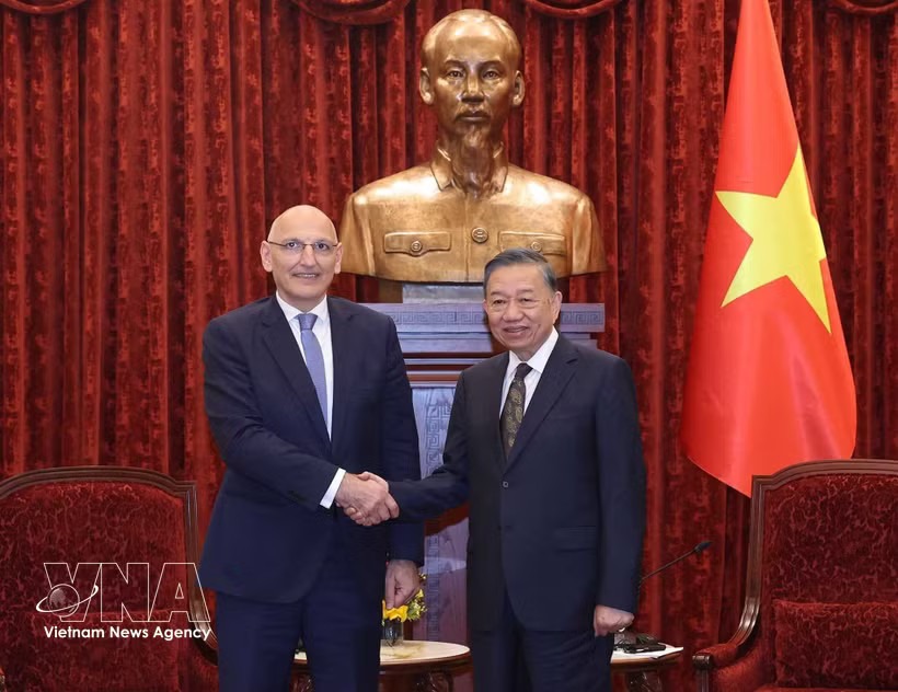 General Secretary of the Communist Party of Vietnam Central Committee and President To Lam (right) receives Special Representative of the President of Azerbaijan Elchin Amirbayov Hanoi on October 30, 2026. (Photo: VNA)