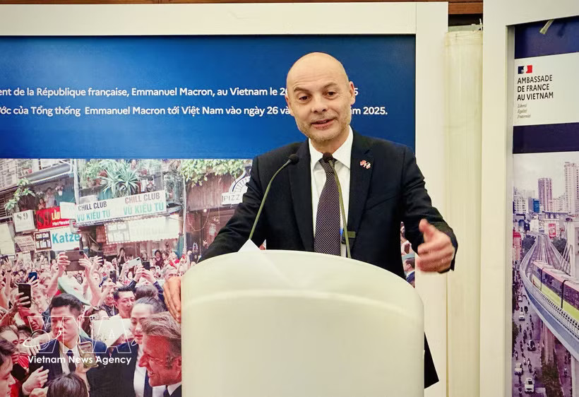 Newly-appointed French Ambassador to Vietnam Didier Le Bret speaks at a press meeting in Hanoi on October 30, 2026 (Photo: VNA)
