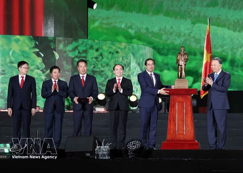 General Secretary of the Communist Party of Vietnam Central Committee and President To Lam (first, right) presents a statue of President Ho Chi Minh to the Party organisation, authorities and people of Thai Nguyen province. (Photo: VNA) 