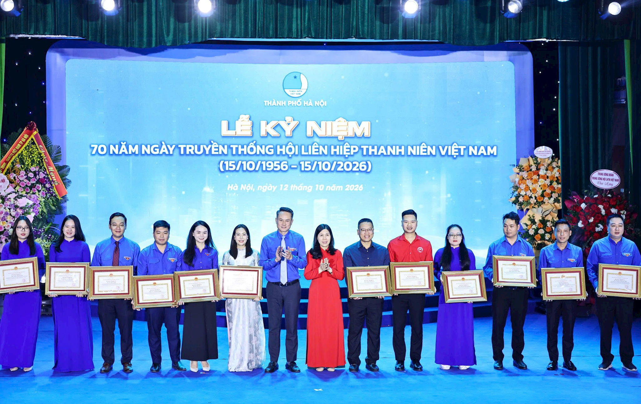 Bí thư Trung ương Đoàn, Chủ tịch Trung ương Hội Liên hiệp Thanh niên Việt Nam Nguyễn Kim Quy và Phó Chủ tịch Thường trực Ủy ban MTTQ Việt Nam thành phố Hà Nội Trần Thị Phương Hoa trao Bằng khen cho các tập thể, cá nhân