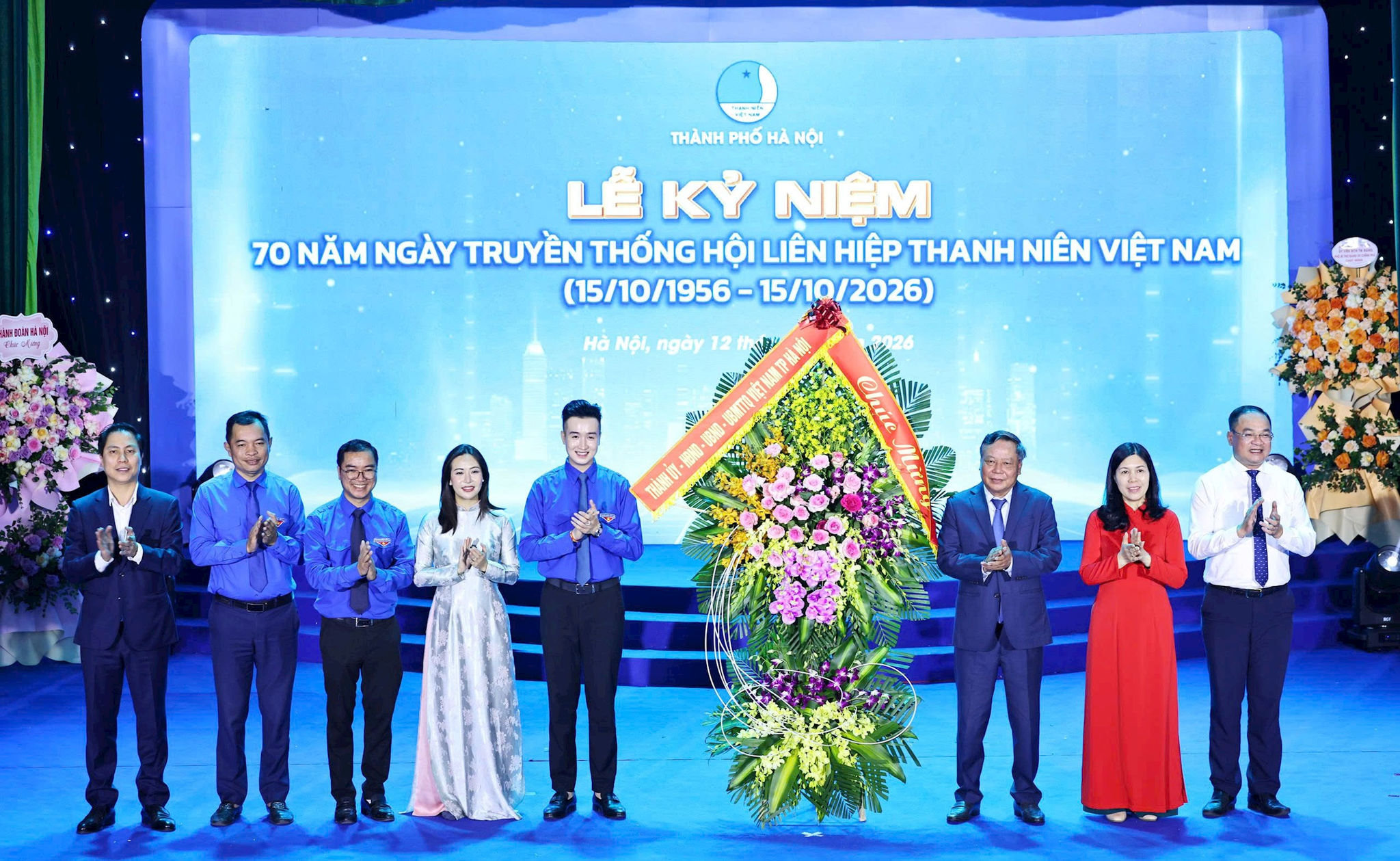 Phó Bí thư Thành ủy Hà Nội Nguyễn Văn Phong tặng hoa chúc mừng Hội Liên hiệp Thanh niên Việt Nam thành phố Hà Nội