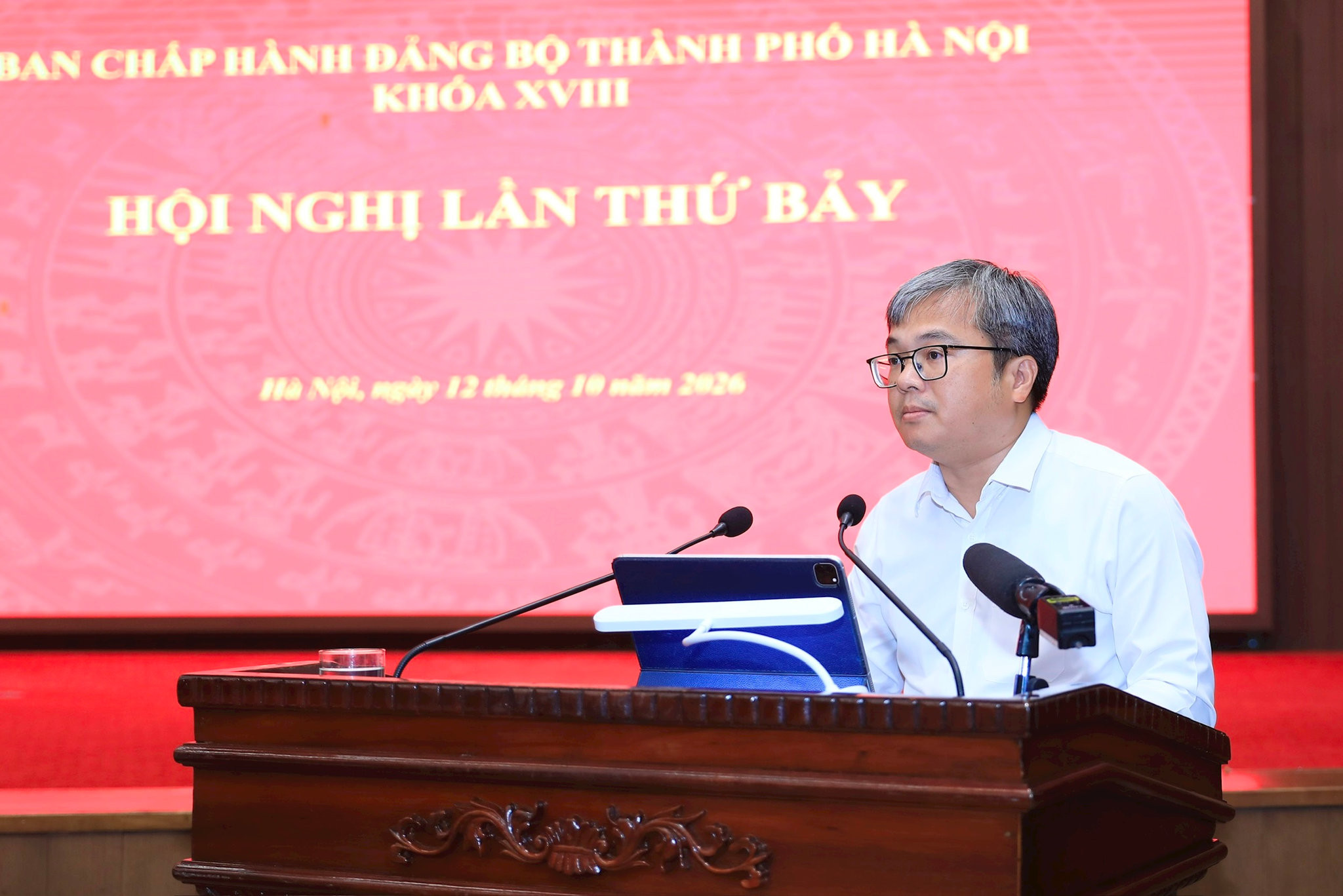 Phó Chủ tịch UBND thành phố Hà Nội Trương Việt Dũng trình bày báo cáo tại hội nghị