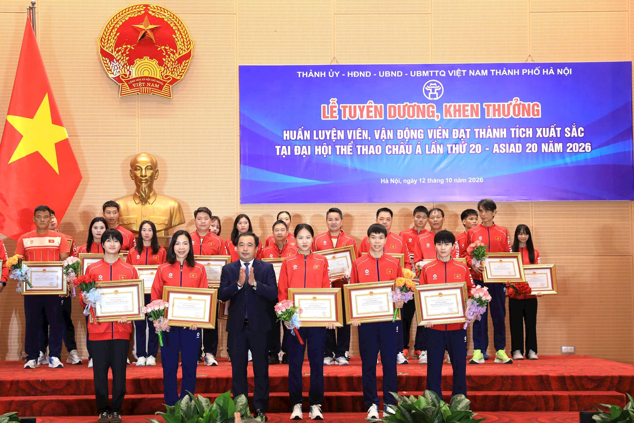 Bí thư Thành ủy Hà Nội Trần Đức Thắng trao tặng Bằng khen cho HLV, VĐV đạt Huy chương vàng tại ASIAD 20