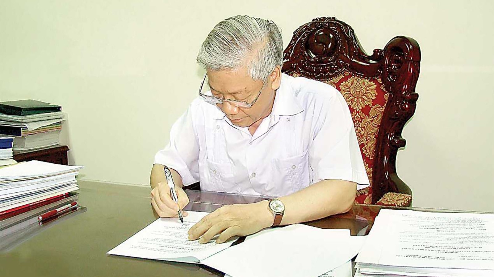 Chủ tịch Quốc hội khóa XII Nguyễn Phú Trọng ký Nghị quyết số 816/2009/UBTVQH12 về việc nâng cấp và đổi tên Báo Người đại biểu Nhân dân thành Báo Đại biểu Nhân dân