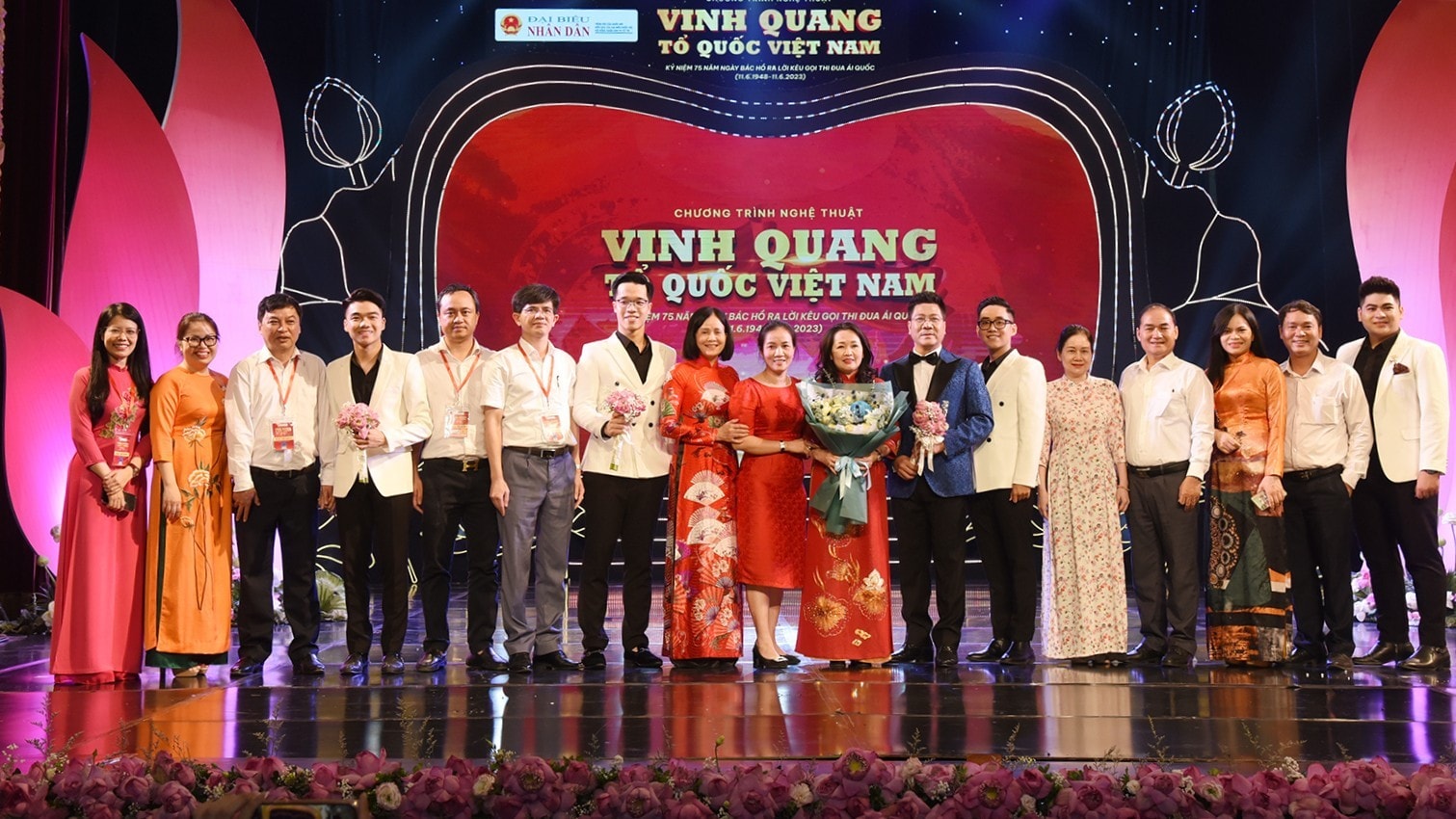 Chương trình nghệ thuật "Vinh quang Tổ quốc Việt Nam" do Báo Đại biểu Nhân dân phối hợp với một số đơn vị tổ chức