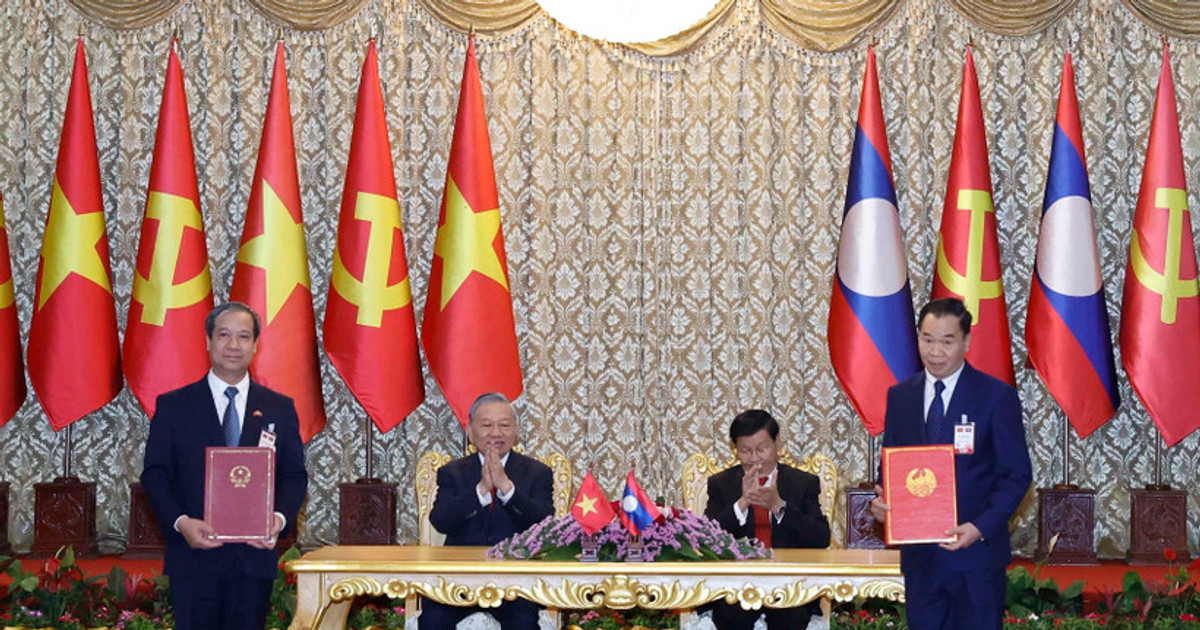 Party leaders of Vietnam, Laos witness exchange of bilateral ...