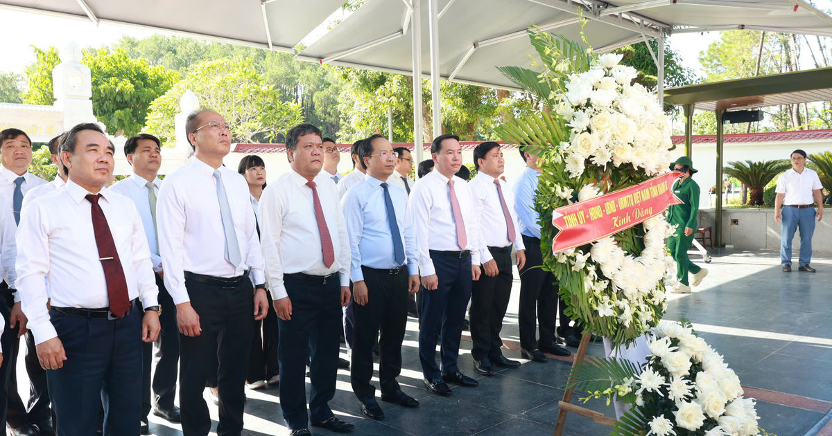 Lãnh đạo tỉnh Khánh Hòa dâng hương tri ân các Anh hùng Liệt sĩ tại Hà Tĩnh và Quảng Trị