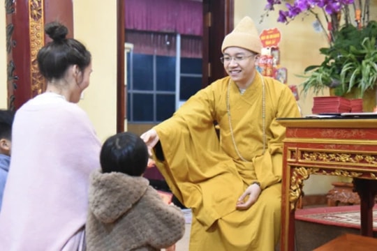 Dòng người nhộn nhịp đến chùa hái lộc đêm giao thừa