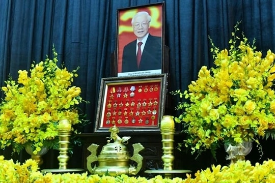 Tổng Bí thư Nguyễn Phú Trọng mãi mãi thuộc về Tổ quốc và Nhân dân!