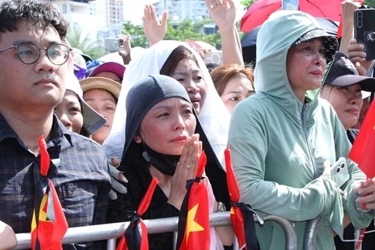 Dòng người xúc động tiễn biệt Tổng Bí thư Nguyễn Phú Trọng về nơi an nghỉ cuối cùng