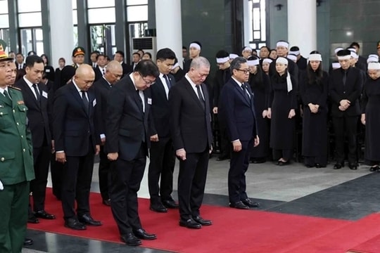 Lãnh đạo các cơ quan, bạn bè quốc tế và người dân viếng Tổng Bí thư Nguyễn Phú Trọng