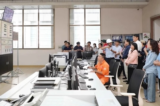 Đoàn đại biểu dự Hội nghị cộng tác viên toàn quốc Báo Đại biểu Nhân dân khảo sát thực tế tại Nhà máy Thủy điện Trị An và Khu ủy miền Đông Nam bộ
