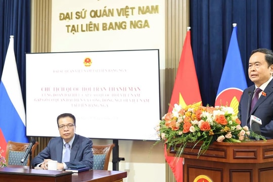 Chủ tịch Quốc hội Trần Thanh Mẫn gặp mặt cán bộ Đại sứ quán và đại diện cộng đồng người Việt Nam tại Liên bang Nga 