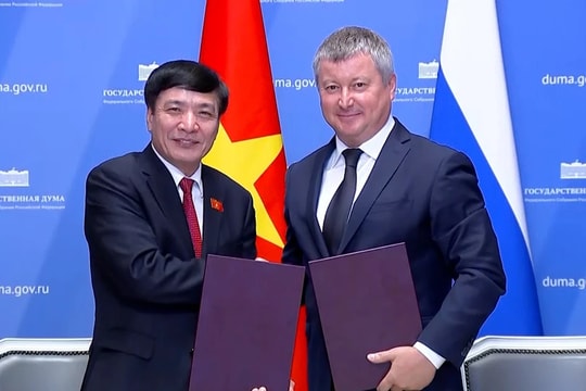 Tổng Thư ký Quốc hội Bùi Văn Cường làm việc với Chánh Văn phòng Duma Quốc gia Quốc hội Liên bang Nga Diveikin