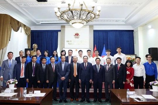 Chủ tịch Quốc hội Trần Thanh Mẫn gặp mặt cán bộ Đại sứ quán và đại diện cộng đồng người Việt Nam tại Liên bang Nga