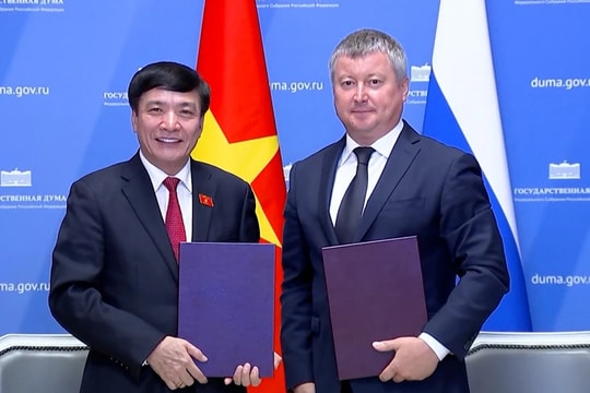 Tăng cường trao đổi kinh nghiệm giữa Văn phòng Quốc hội Việt Nam và Văn phòng Duma Quốc gia Nga 