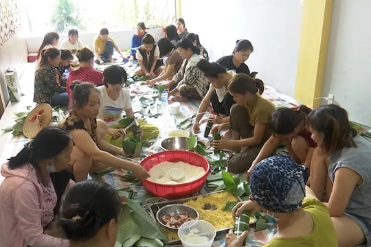 Người dân Sơn La gói bánh chưng ủng hộ vùng lũ