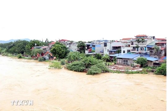 Vietnam, China unite to tackle Red River flooding after Typhoon Yagi