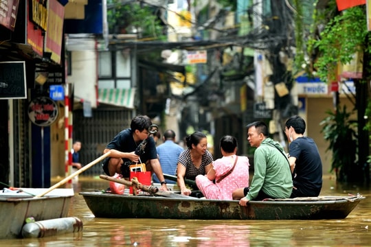 Lũ sông Hồng đã rút, người dân khu ven sông vẫn "bì bõm" trong nước