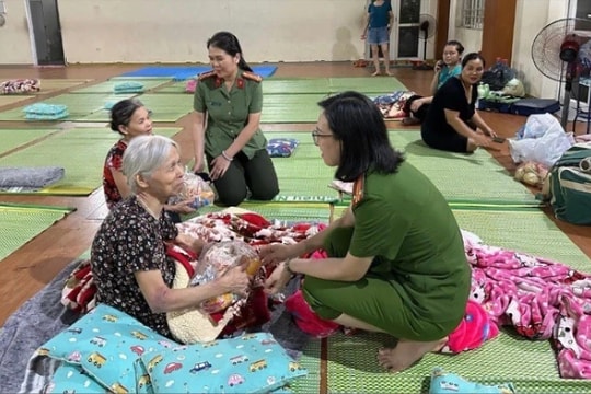 Hội phụ nữ Công an quận Bắc Từ Liêm hỗ trợ người dân phải di dời đến nơi tránh trú an toàn