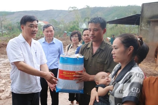 Chủ nhiệm Ủy ban Kinh tế Vũ Hồng Thanh thăm, tặng quà một số đơn vị, hộ dân chịu thiệt hại do bão số 3 tại Quảng Ninh