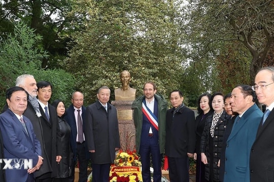 Tổng Bí thư, Chủ tịch nước Tô Lâm đặt hoa tại Tượng đài Bác Hồ ở Montreuil