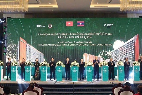 Chủ tịch Quốc hội Trần Thanh Mẫn và Chủ tịch Quốc hội Lào Saysomphone Phomvihane dự Lễ khánh thành khách sạn Holiday Inn tại Lào