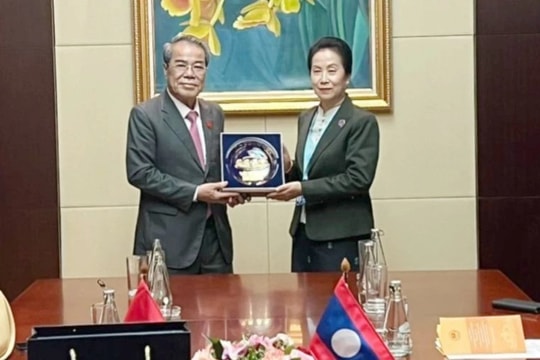 Trưởng Ban Dân nguyện Dương Thanh Bình làm việc với Chủ nhiệm Ủy ban Tư pháp, Quốc hội Lào
