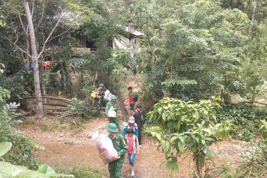 Quảng Bình: Xây nhà tạm cho các hộ dân phải di dời do nguy cơ sạt lở 