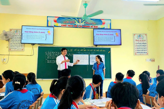 Cảm phục người thầy vùng cao “đi từng ngõ, gõ từng nhà” đưa học trò đến trường