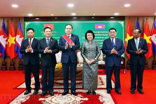 Nhà nước Campuchia trao tặng Chủ tịch Quốc hội Trần Thanh Mẫn Huân chương Công trạng hạng Đại Thập tự