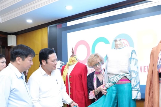 Đưa chất liệu tơ tằm của Hà Nội vào thiết kế thương hiệu Malaika