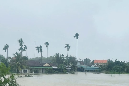 Nước lũ lên nhanh gây chia cắt nhiều khu dân cư, Quảng Ngãi khẩn trương ứng phó