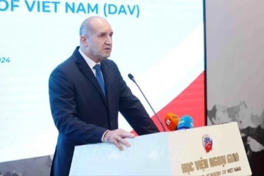 Tổng thống Bulgaria thăm và nói chuyện với sinh viên Học viện Ngoại giao