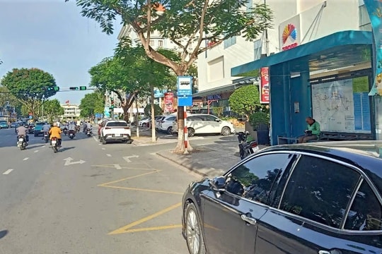 Làm sao xử lý tình trạng vứt rác, đỗ xe trước nhà chờ, điểm dừng xe buýt?