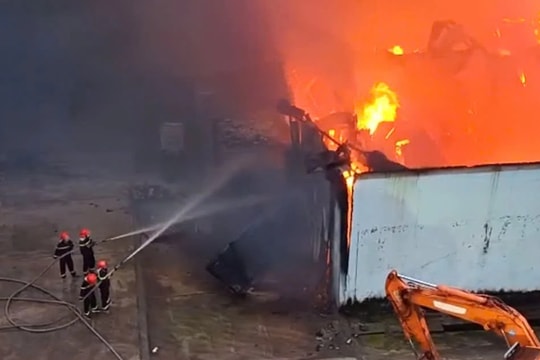 Quảng Bình: Cháy lớn tại xưởng sản xuất thức ăn gia súc rộng 1.600m2