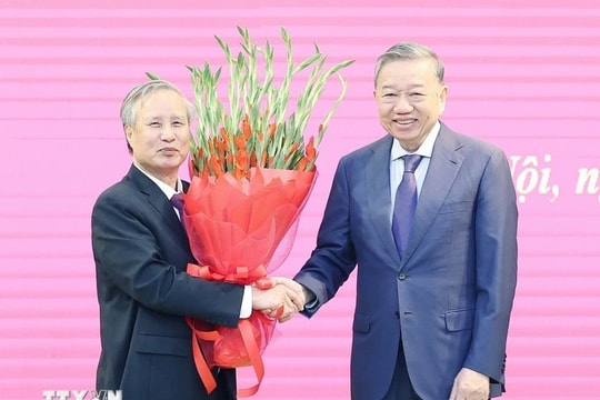 Tổng Bí thư Tô Lâm trao Huy hiệu 45 năm tuổi đảng tặng đồng chí Trần Quốc Vượng