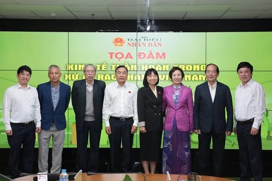 Khi nguồn tài nguyên ngày càng cạn kiệt thì xử lý và thu gom rác là một yêu cầu cấp thiết