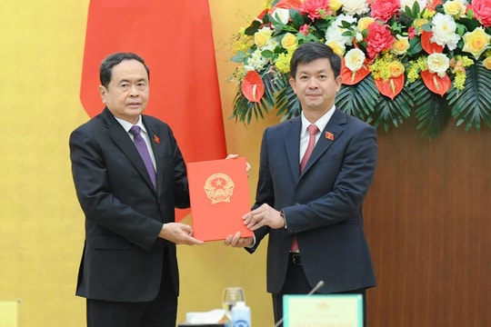 Chủ tịch Quốc hội Trần Thanh Mẫn trao Nghị quyết bổ nhiệm Chủ nhiệm Văn phòng Quốc hội đối với ông Lê Quang Tùng