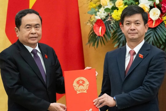 Chủ tịch Quốc hội Trần Thanh Mẫn trao Nghị quyết bổ nhiệm Chủ nhiệm Văn phòng Quốc hội đối với ông Lê Quang Tùng