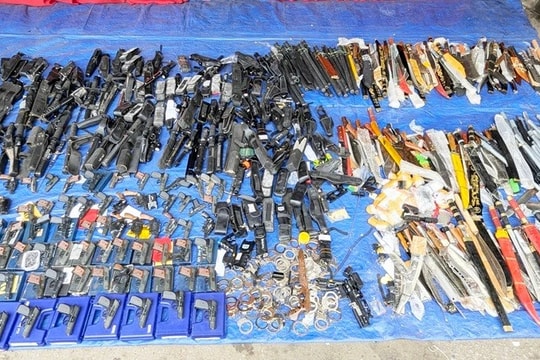 An Giang: Tiêu hủy hàng trăm công cụ hỗ trợ, vũ khí thô sơ