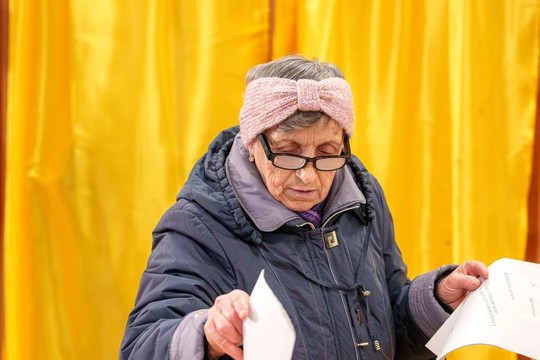 Romanians vote in parliamentary elections as far right hopes to make gains