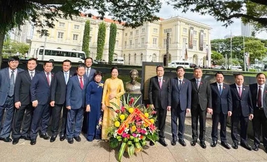 Chủ tịch Quốc hội Trần Thanh Mẫn và Phu nhân dâng hoa tại Tượng đài Chủ tịch Hồ Chí Minh ở Singapore