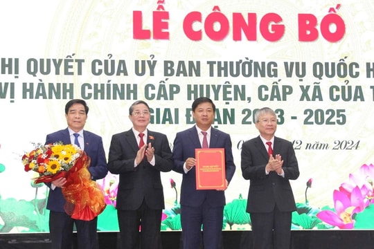 Phó Chủ tịch Quốc hội Nguyễn Đức Hải trao Nghị quyết về sắp xếp đơn vị hành chính tỉnh Quảng Nam