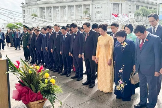 Chủ tịch Quốc hội Trần Thanh Mẫn và Phu nhân dâng hoa tại Tượng đài Chủ tịch Hồ Chí Minh ở Singapore